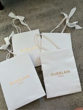 GUERLAIN White Paper Gift Bags with Gold Logo (4)